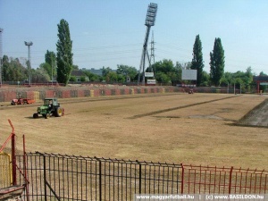 Ez a traktor most nem kárt csinál, hanem megújhodást hoz. Elindult a Bozsik ráncfelvarrása. Fotó: magyarfutball.hu.
